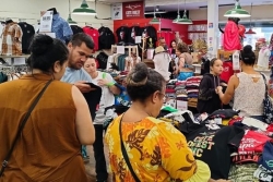 Les commerçants comme les clients comptent sur les soldes qui commencent