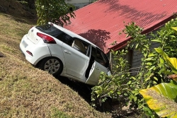 Une voiture conduite par une femme enceinte s'encastre dans une maison à Rivière-Salée