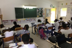 Se lever à 4h du matin, quitter sa famille à dix ans, renoncer à un concours faute d'argent... L'inégal accès à l'éducation des jeunes en Outre-mer
