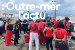Vie chère en Martinique : tensions devant un site stratégique. Des militants réclament un changement durable. 