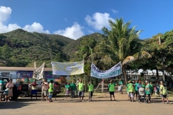 Les parents d'élèves manifestent contre la probable fermeture du collège privé de Thio