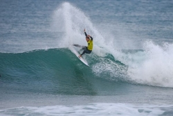 Surf : être champion du monde, le rêve du Réunionnais Jorgann Couzinet