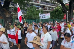 Plus de 3 000 personnes défilent pour dire "non à l'ice, oui à la vie"