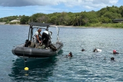 Des équipes de plongeurs récupèrent des dizaines de pneus dans les fonds marins lors d'une opération de dépollution à Saint-Pierre