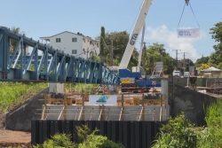 IMAGES. Reconstruction du pont de Sainte-Claire, à Goyave : la robuste charpente métallique mise en place