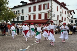 Pour la première fois de leur histoire, les danseurs d’Orok-Bat se sont produits au Pays basque 