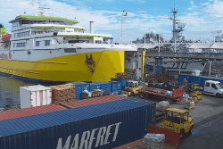 Le navire Vaearai ravitaille Maupiti