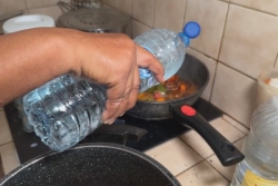 Crise de l'eau en Guadeloupe : entre débrouille et ras-le-bol, les habitants s'organisent face aux interdictions