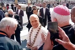 Des prêtres polynésiens heureux : des colliers et un chant en l'honneur du pape Léon XIV