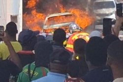 Le Moule : l’incendie d’une habitation se propage à une voiture en plein centre-ville