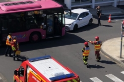 Une voiture percute un bus à Saint-Pierre : huit blessés légers