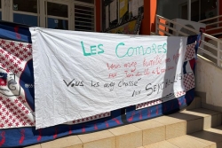 Un gendarme accusé "d'avoir piétiné le drapeau de Zéna M'déré" par le collectif des citoyens de Mayotte 2018 en marge des blocages des mairies