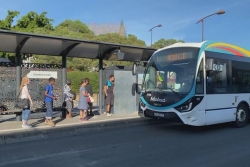 "Quand on voit des vieux marcher avec leurs courses, ça fait mal" : l'extension des horaires de bus saluée par les usagers