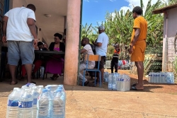 "C'est toujours ça de pris", des bouteilles d'eau distribuées aux plus vulnérables à Bandrélé avant les tours d'eau durcis