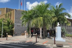 Guadeloupe : un sexagénaire braque un supermarché pour "entrer en prison" et retrouver son petit-fils