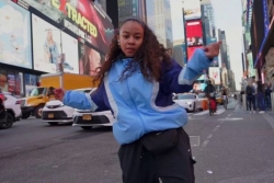 "Viser les étoiles" : Sunshine, 14 ans, rêve de la scène new-yorkaise