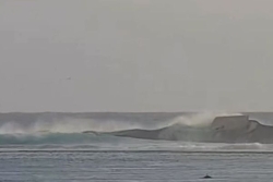Un bateau se retourne à Teahupo'o