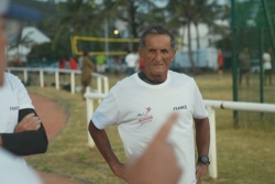 Mondiaux de triathlon. "Je m'entraîne entre 20 et 25 heures par semaine" : Bernard Laigle, 72 ans et meilleur espoir calédonien