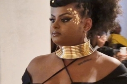 "Je me sens bien maintenant", Carine, mannequin grande taille s'impose à la "Paris Fashion Week" malgré ses complexes