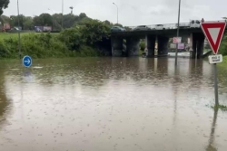 Inondations, voitures emportées, bateau échoué... les premiers effets de la Tempête Jerry se font ressentir
