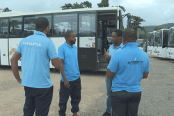 "Avant c'était des cailloux, maintenant ce sont des barres de fer", les chauffeurs de bus scolaires de Vahibé en droit de retrait