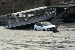 Une voiture a été rattrapée par la marée sur le front de mer de Mamoudzou ce vendredi