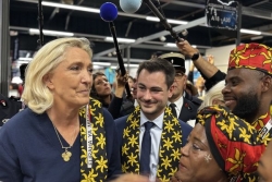 "Tenez bon, on arrive !", Marine Le Pen chaleureusement accueillie par des Mahorais au congrès national des pompiers
