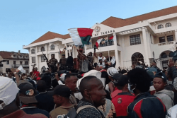 Madagascar : les manifestants prennent la Place du 13 mai escortés par les militaires du CAPSAT