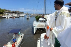 Jetés de fleurs et bénédictions de bateaux pour la messe des disparus en mer à Saint-Gilles