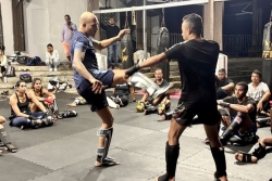 Le quintuple champion du monde Samy Sana fait boxer la jeunesse réunionnaise à Saint-Benoît