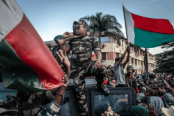 "Certains rats se sont enfouis, mais lui est encore là", les militaires dissidents accentuent la pression sur le président à Madagascar