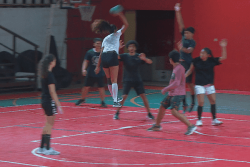 Les jeunes handballeuses polynésiennes dans le grand bain