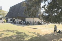 Plus de 1 500 jeunes profitent d'un job dating à Ko We Kara, à Nouméa, pour décrocher un emploi saisonnier