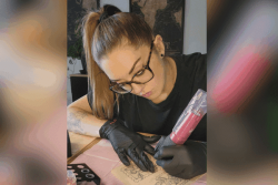 Technicienne de laboratoire passionnée par le tatouage, elle compte en faire son second métier