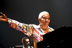 Le pianiste martiniquais José Privat reçoit le "trophée Barel Coppet" pour son œuvre éclectique