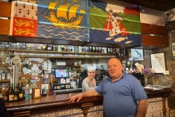 Sauvé d'un naufrage au large de Saint-Pierre et Miquelon il y a 40 ans, il rend depuis hommage à l'archipel dans son bar au Pays Basque