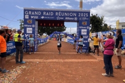 VIDEO. Grand Raid 2025 : Jean-Charles Breton remporte le Trail de Bourbon, Alexandre Dépêche le talonne