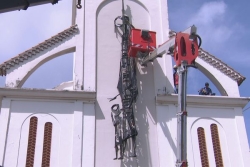 VIDEO. La statue de la vierge et de l’enfant de Khokho René Corail retrouve sa place à l'église de Bellevue