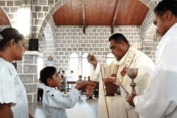 La première communion : un sacrement catholique vivement célébré à Wallis-et-Futuna