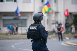 Émeutes en Nouvelle-Calédonie, mobilisation contre la vie chère en Martinique... En 2024, l'usage d'armes par la police a explosé en Outre-mer