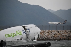 Un avion-cargo quitte la piste à Hong Kong : deux morts