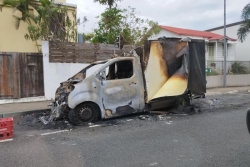 Un camion frigorifique d'une boulangerie a été incendié à Nouméa
