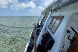 Le bateau de plongée "Enjoy" en route vers Koumac après une opération délicate pour le libérer du récif