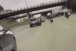 "J'ai failli perdre la vie à cause de l'égo d'un policier" : le témoignage d'Hugo, motard percuté par une voiture de police à Paris