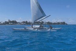 Traversée des Tuamotu en holopuni : les piroguiers font escale à Makemo 