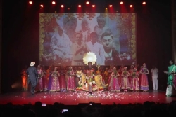Aux Folies Bergère, un spectacle de danse retrace l'histoire des engagés indiens à La Réunion
