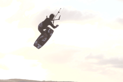 Kitesurf freestyle : les Calédoniens Arthur Guillebert et Phoebe Rocher sacrés champions de France 2025