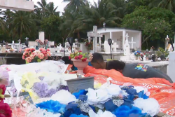 Fleurs, peinture blanche, hommages : la Toussaint se prépare à Wallis-et-Futuna