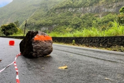 La RD48 route de Salazie rouverte à la circulation après un petit éboulement la nuit dernière