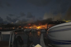 VIDEO. Incendie à la marina de Saint-François : "Le ciel nous tombe sur la tête" témoigne un restaurateur qui a tout perdu